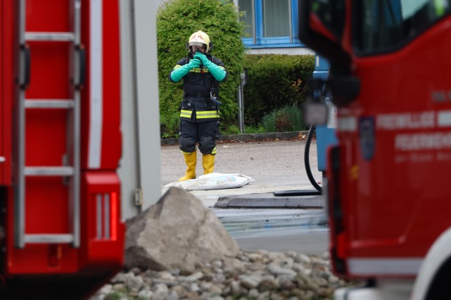 Gefahrstoffeinsatz: Austritt von Batteries�ure aus abgest�rzter "Elektroameise" in Wels-Pernau