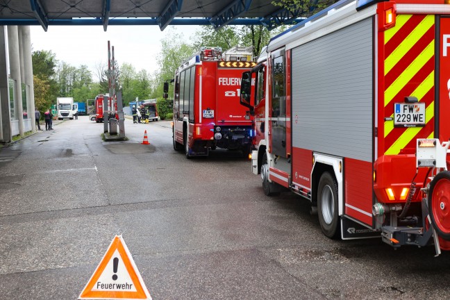 Gefahrstoffeinsatz: Austritt von Batteries�ure aus abgest�rzter "Elektroameise" in Wels-Pernau
