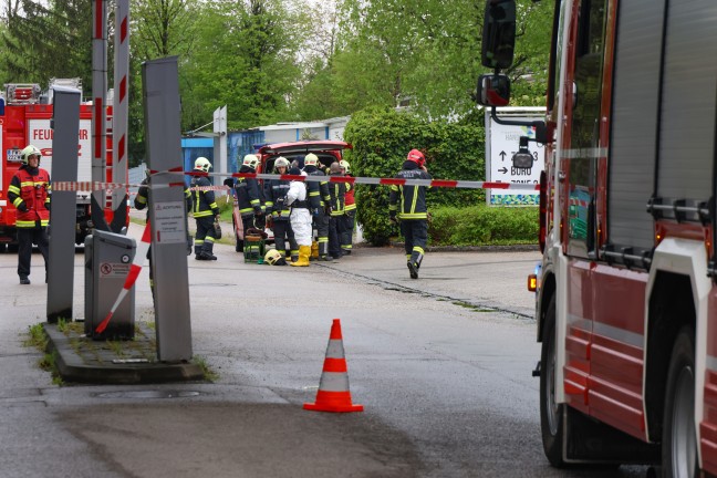 Gefahrstoffeinsatz: Austritt von Batteries�ure aus abgest�rzter "Elektroameise" in Wels-Pernau