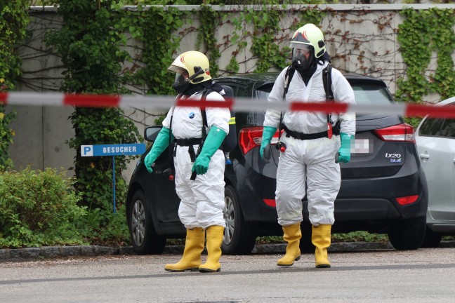 Gefahrstoffeinsatz: Austritt von Batteries�ure aus abgest�rzter "Elektroameise" in Wels-Pernau