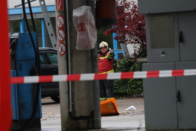 Gefahrstoffeinsatz: Austritt von Batteries�ure aus abgest�rzter "Elektroameise" in Wels-Pernau