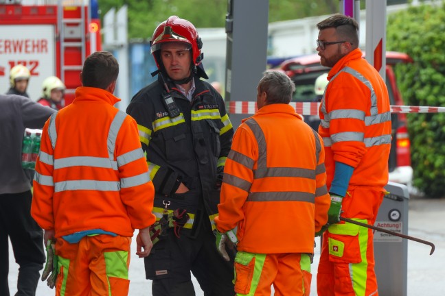 Gefahrstoffeinsatz: Austritt von Batteries�ure aus abgest�rzter "Elektroameise" in Wels-Pernau