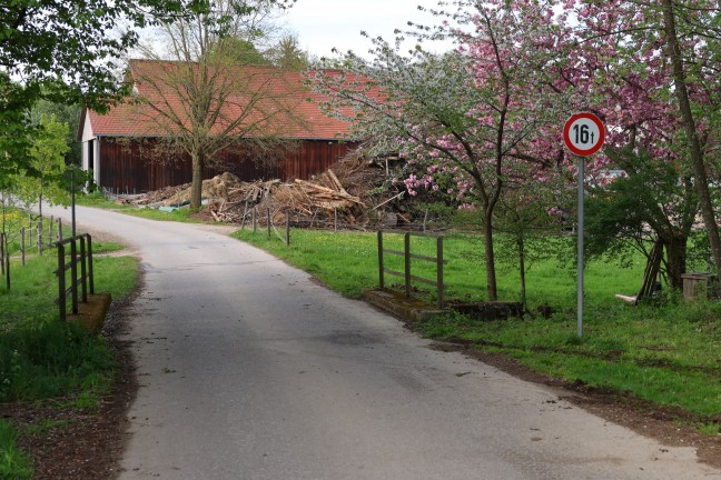Autolenker nach Sekundenschlaf bei Tumeltsham von Strae abgekommen und auf Bachverbauung gelandet