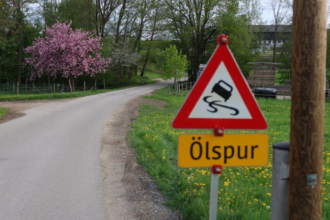 Autolenker nach Sekundenschlaf bei Tumeltsham von Strae abgekommen und auf Bachverbauung gelandet