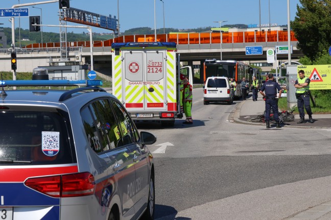 Schwerer Verkehrsunfall zwischen Radfahrer und Linienbus in Linz-Kaplanhof