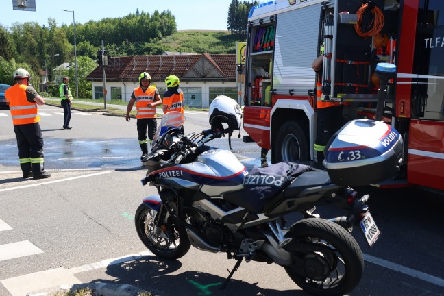 Kreuzungscrash zweier PKW zwischen Grieskirchen und Schl��lberg fordert zwei Leichtverletzte