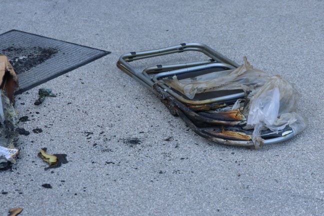 Drei Feuerwehren bei Brand im Keller eines Mehrparteienwohnhauses in Pinsdorf im Einsatz