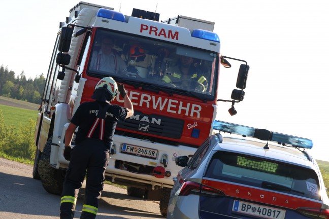 Person in Taiskirchen im Innkreis bei landwirtschaftlichen Arbeiten in Miststreuer eingeklemmt