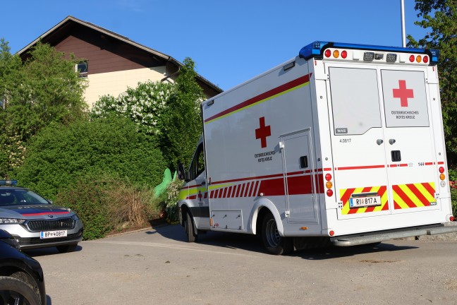 Person in Taiskirchen im Innkreis bei landwirtschaftlichen Arbeiten in Miststreuer eingeklemmt