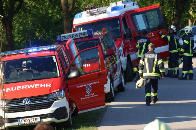 Person in Taiskirchen im Innkreis bei landwirtschaftlichen Arbeiten in Miststreuer eingeklemmt