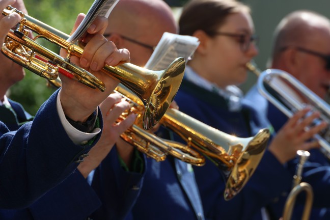 FP�: Gro�es Maibaumfest mit den Menschen am Vogelweiderplatz in Wels-Vogelweide gefeiert