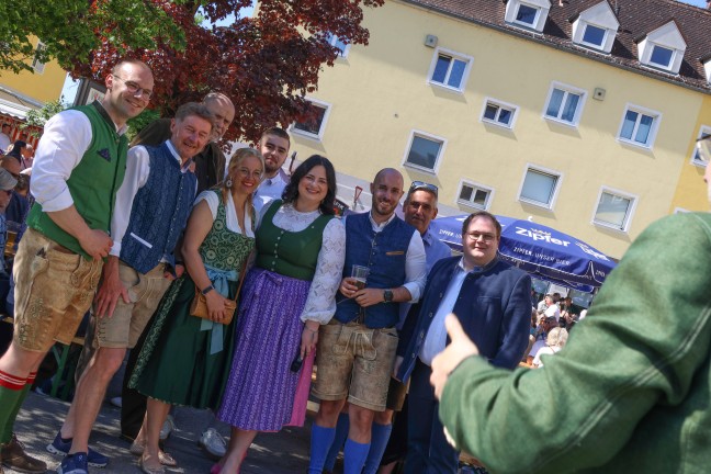 FP�: Gro�es Maibaumfest mit den Menschen am Vogelweiderplatz in Wels-Vogelweide gefeiert
