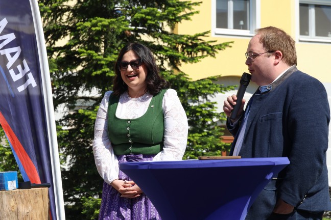 FP�: Gro�es Maibaumfest mit den Menschen am Vogelweiderplatz in Wels-Vogelweide gefeiert