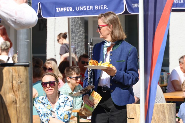 FP�: Gro�es Maibaumfest mit den Menschen am Vogelweiderplatz in Wels-Vogelweide gefeiert