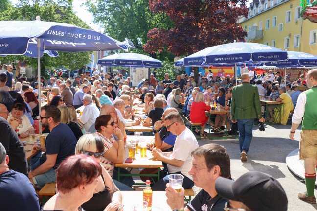 FP�: Gro�es Maibaumfest mit den Menschen am Vogelweiderplatz in Wels-Vogelweide gefeiert