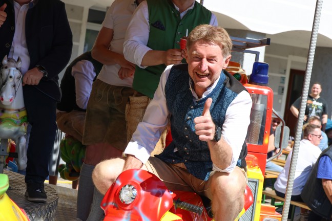 FP�: Gro�es Maibaumfest mit den Menschen am Vogelweiderplatz in Wels-Vogelweide gefeiert