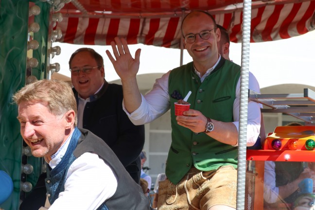 FP�: Gro�es Maibaumfest mit den Menschen am Vogelweiderplatz in Wels-Vogelweide gefeiert