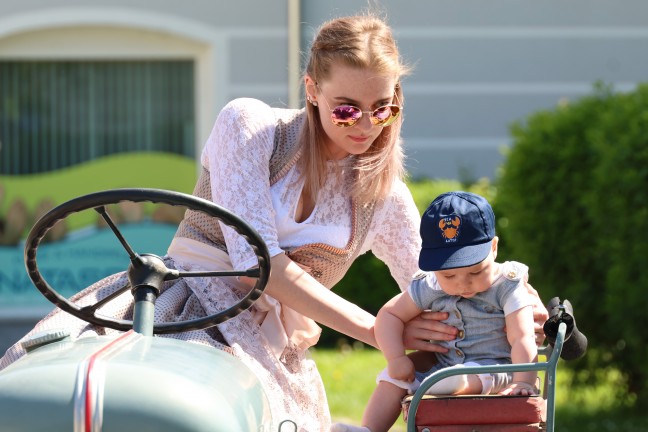 FP�: Gro�es Maibaumfest mit den Menschen am Vogelweiderplatz in Wels-Vogelweide gefeiert