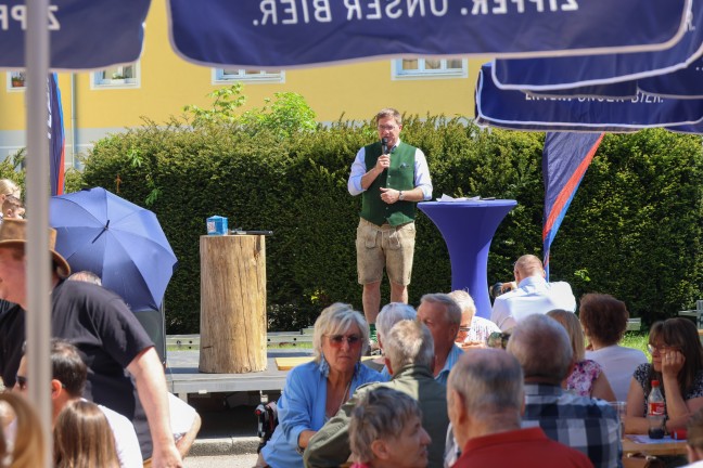 FP�: Gro�es Maibaumfest mit den Menschen am Vogelweiderplatz in Wels-Vogelweide gefeiert