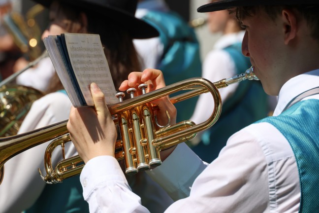 FP�: Gro�es Maibaumfest mit den Menschen am Vogelweiderplatz in Wels-Vogelweide gefeiert