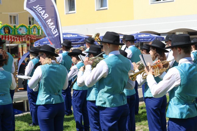 FP�: Gro�es Maibaumfest mit den Menschen am Vogelweiderplatz in Wels-Vogelweide gefeiert