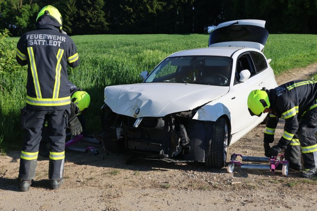 Auto bei Sattledt von schmaler Strae abgekommen und gegen Bume gekracht