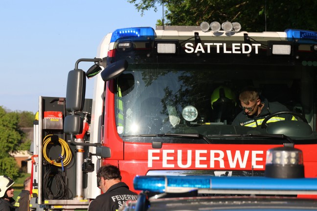 Auto bei Sattledt von schmaler Strae abgekommen und gegen Bume gekracht