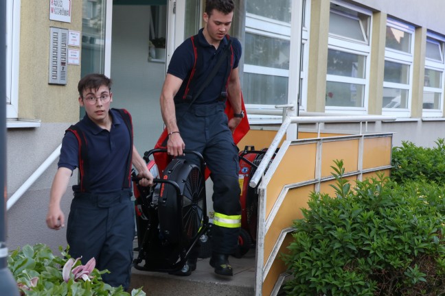 Angebranntes Kochgut: Einsatzkrfte zu gemeldetem Brand in mehrstckigem Haus in Traun alarmiert