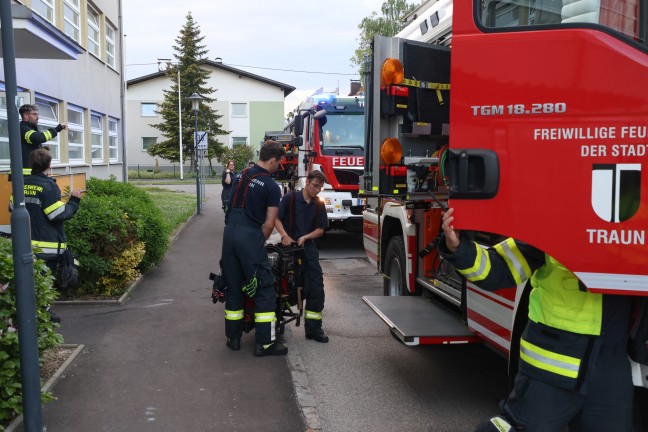 Angebranntes Kochgut: Einsatzkrfte zu gemeldetem Brand in mehrstckigem Haus in Traun alarmiert