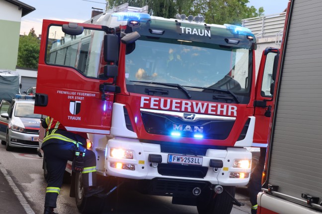 Angebranntes Kochgut: Einsatzkrfte zu gemeldetem Brand in mehrstckigem Haus in Traun alarmiert