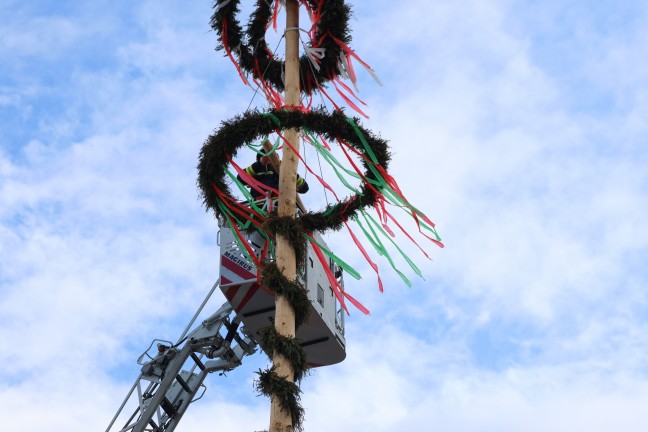 Spitze abgebrochen: Strkere Windben beschdigten groen Maibaum am Stadtplatz in Wels-Innenstadt