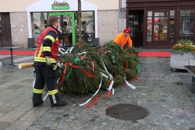 Spitze abgebrochen: Strkere Windben beschdigten groen Maibaum am Stadtplatz in Wels-Innenstadt