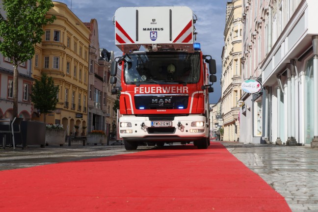 Spitze abgebrochen: Strkere Windben beschdigten groen Maibaum am Stadtplatz in Wels-Innenstadt
