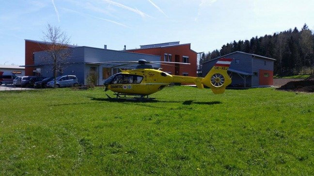Rettungshubschrauber bei internem Notfall in Bad Wimsbach-Neydharting im Einsatz