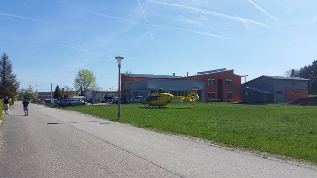 Rettungshubschrauber bei internem Notfall in Bad Wimsbach-Neydharting im Einsatz