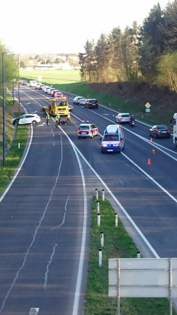 Schwerer Verkehrsunfall zwischen PKW und Motorrad auf der Kremstal Straße in Traun