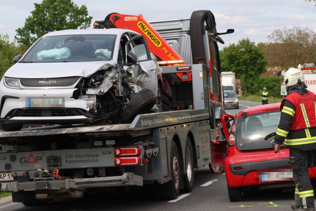 Drei Autos in schweren Crash auf Wallerner Stra�e bei Scharten verwickelt