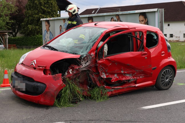 Drei Autos in schweren Crash auf Wallerner Stra�e bei Scharten verwickelt
