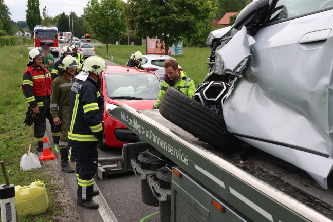 Drei Autos in schweren Crash auf Wallerner Stra�e bei Scharten verwickelt