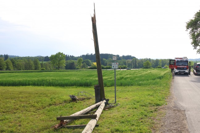 Leitungen lagen auf Auto: PKW bei Verkehrsunfall in Ungenach gegen Strommast und Baum geprallt