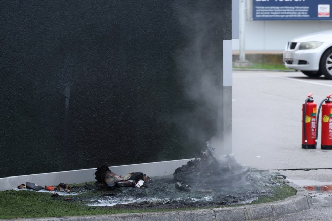 Brand eines Mistkbels vor einem Fastfood-Restaurant in Wels-Pernau