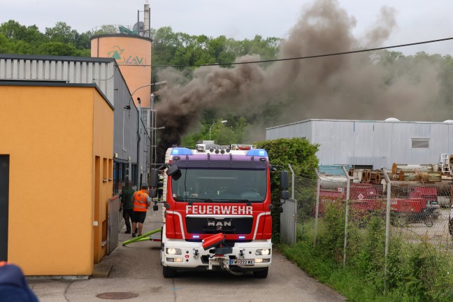 Brand bei einem Abfallverwertungsunternehmen in Wels-Pernau sorgt f�r Einsatz der Feuerwehr