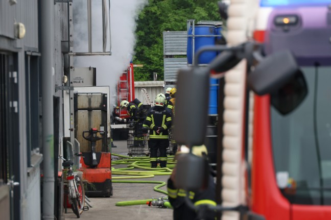 Brand bei einem Abfallverwertungsunternehmen in Wels-Pernau sorgt f�r Einsatz der Feuerwehr