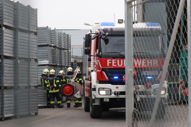 Brand bei einem Abfallverwertungsunternehmen in Wels-Pernau sorgt f�r Einsatz der Feuerwehr