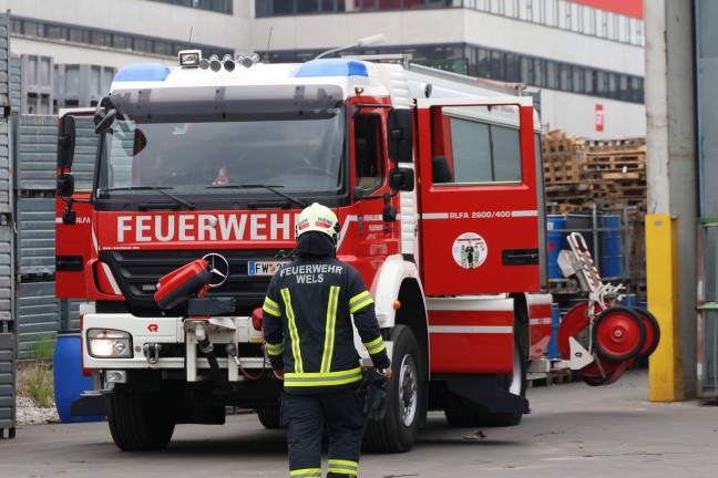 Brand bei einem Abfallverwertungsunternehmen in Wels-Pernau sorgt f�r Einsatz der Feuerwehr