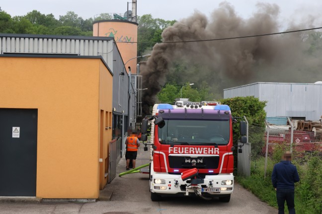 Brand bei einem Abfallverwertungsunternehmen in Wels-Pernau sorgt f�r Einsatz der Feuerwehr