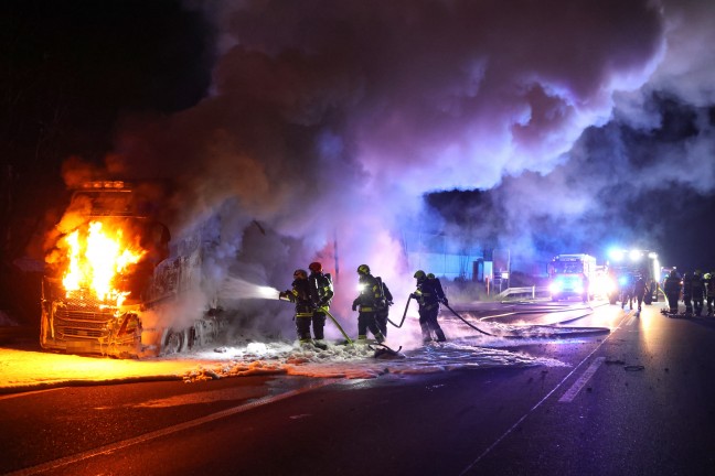 LKW in Vollbrand: Sechs Feuerwehren auf Innkreisautobahn in Pichl bei Wels im Einsatz