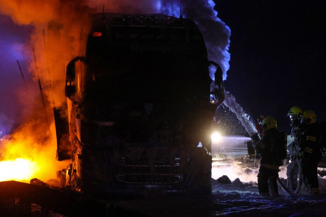 LKW in Vollbrand: Sechs Feuerwehren auf Innkreisautobahn in Pichl bei Wels im Einsatz