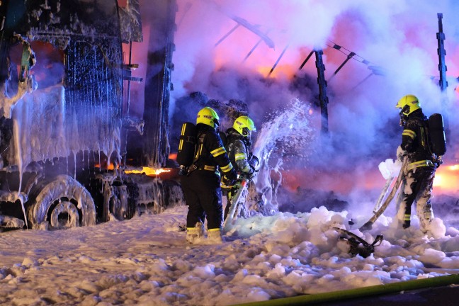 LKW in Vollbrand: Sechs Feuerwehren auf Innkreisautobahn in Pichl bei Wels im Einsatz