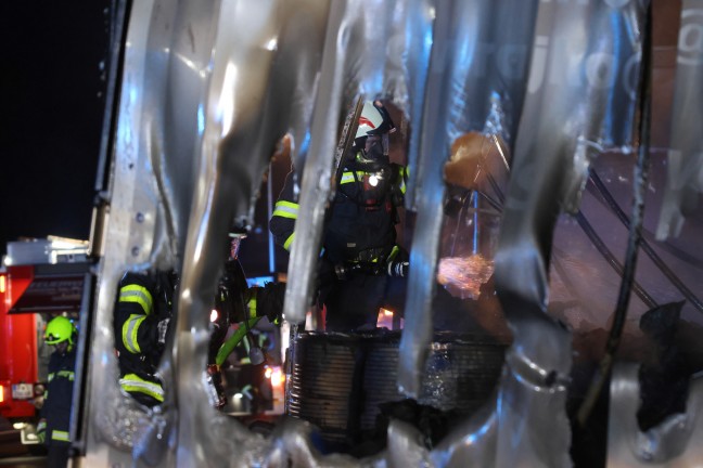 LKW in Vollbrand: Sechs Feuerwehren auf Innkreisautobahn in Pichl bei Wels im Einsatz